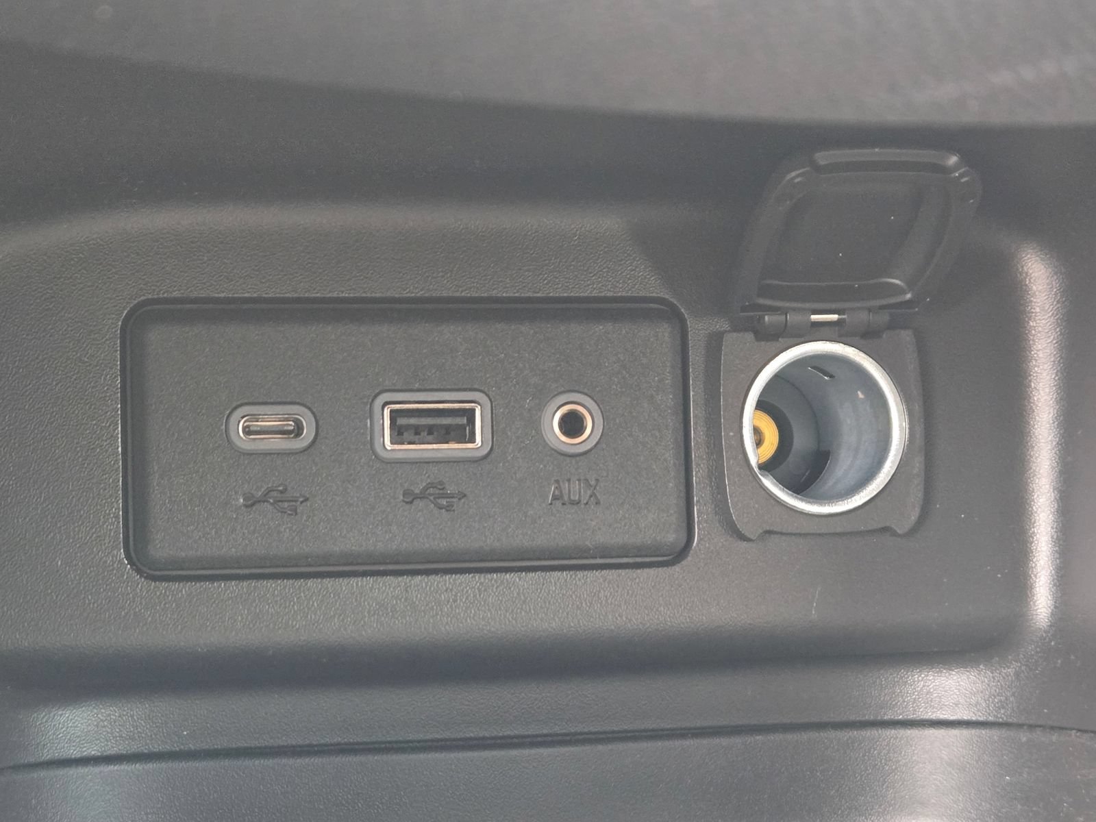Used 2024 Chevrolet Equinox LT w/ LPO, Floor Liner Package FWD image 18