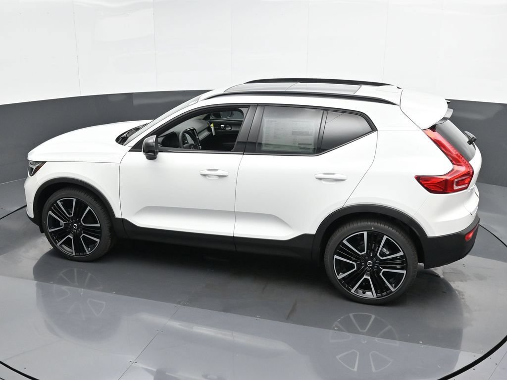Used 2025 Volvo XC40 B5 Plus w/ Climate Package AWD/4WD image 36