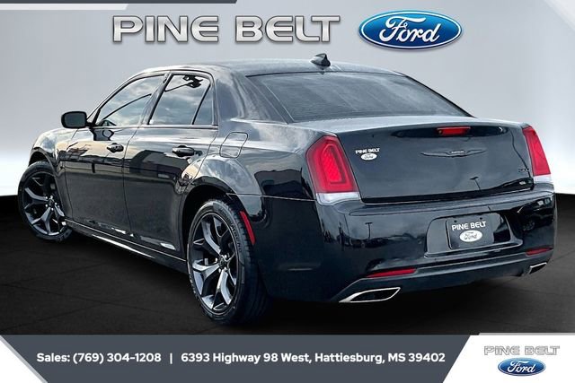 Used 2023 Chrysler 300 Touring L image 2