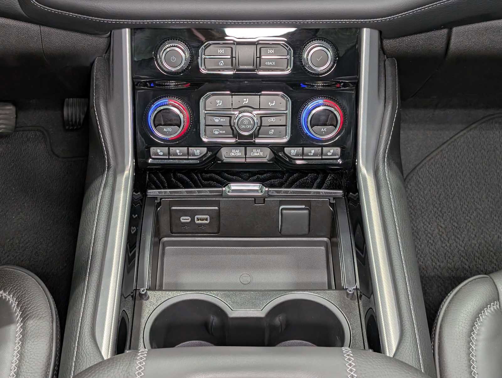 Used 2024 GMC Yukon Denali w/ Advanced Technology Package image 21