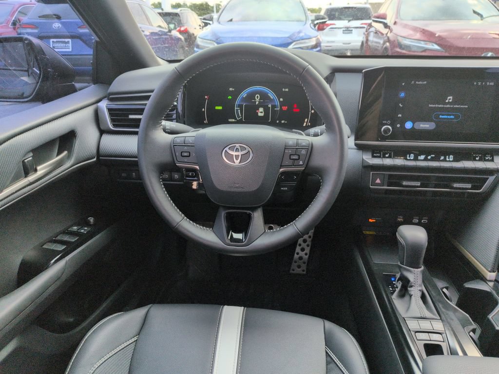 Used 2025 Toyota Camry SE FWD image 13