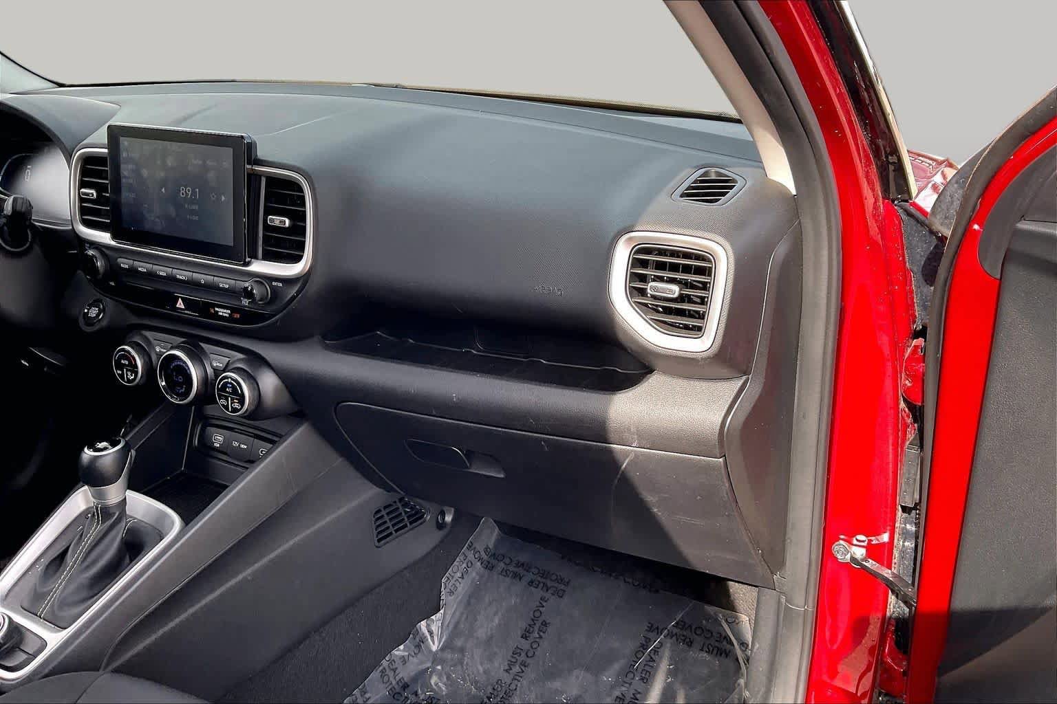 Used 2025 Hyundai Venue SEL FWD image 18