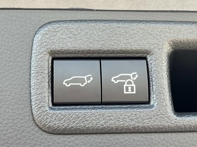 Used 2024 Toyota Venza LE image 12