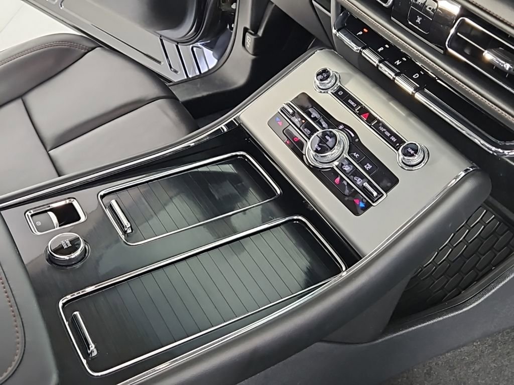 Used 2023 Lincoln Aviator AWD w/ Premium Package image 15