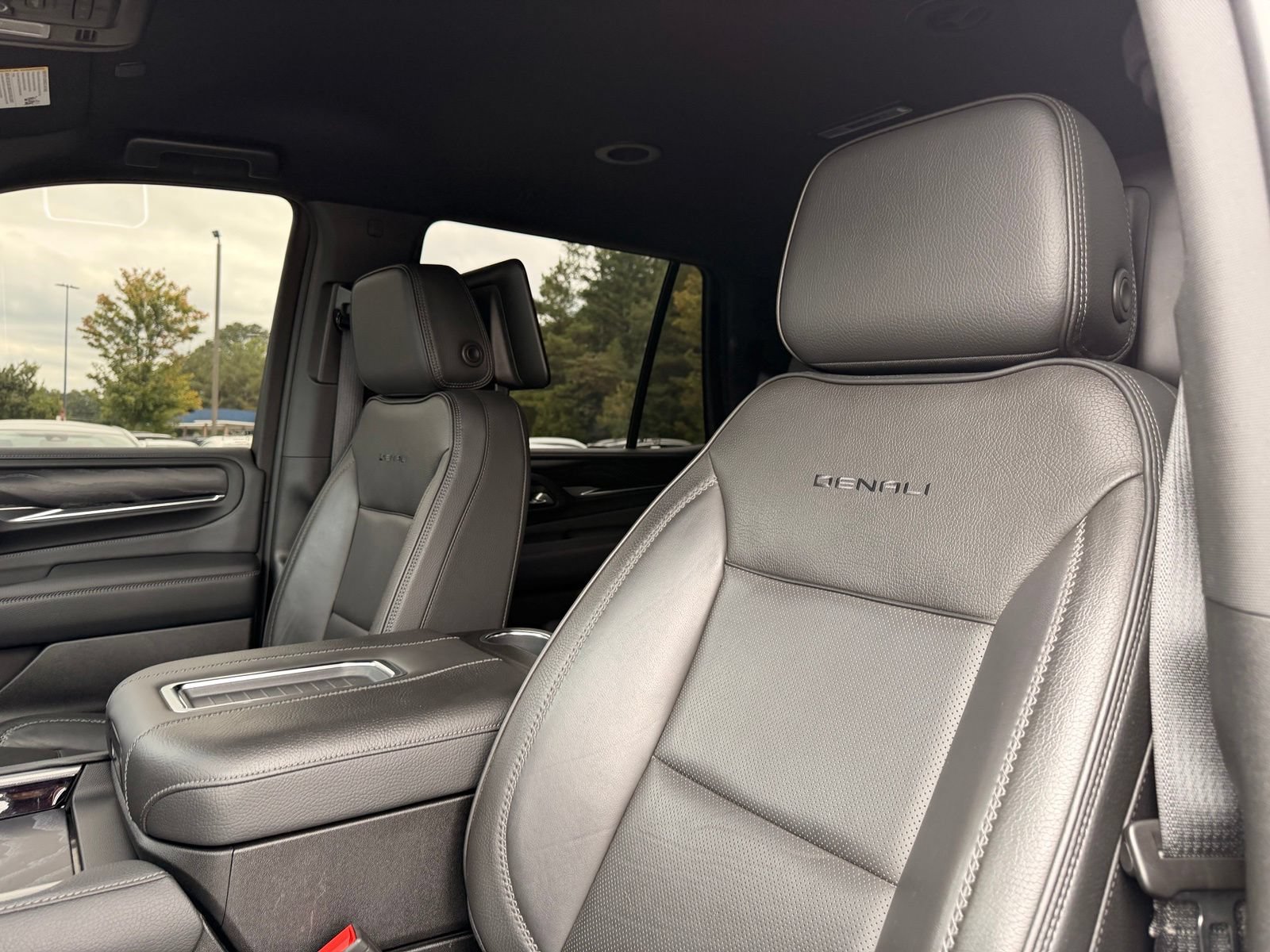 Used 2024 GMC Yukon Denali AWD/4WD image 16