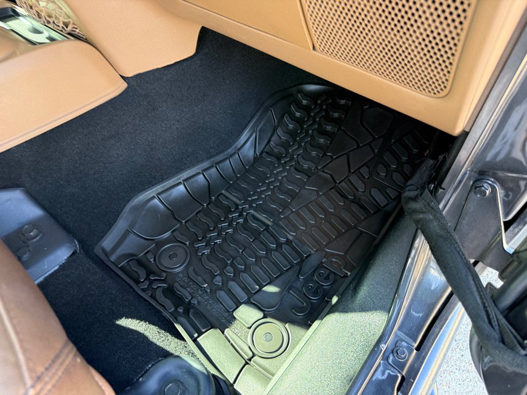 Used 2018 Jeep Wrangler Unlimited Rubicon w/ Connectivity Group AWD/4WD image 21