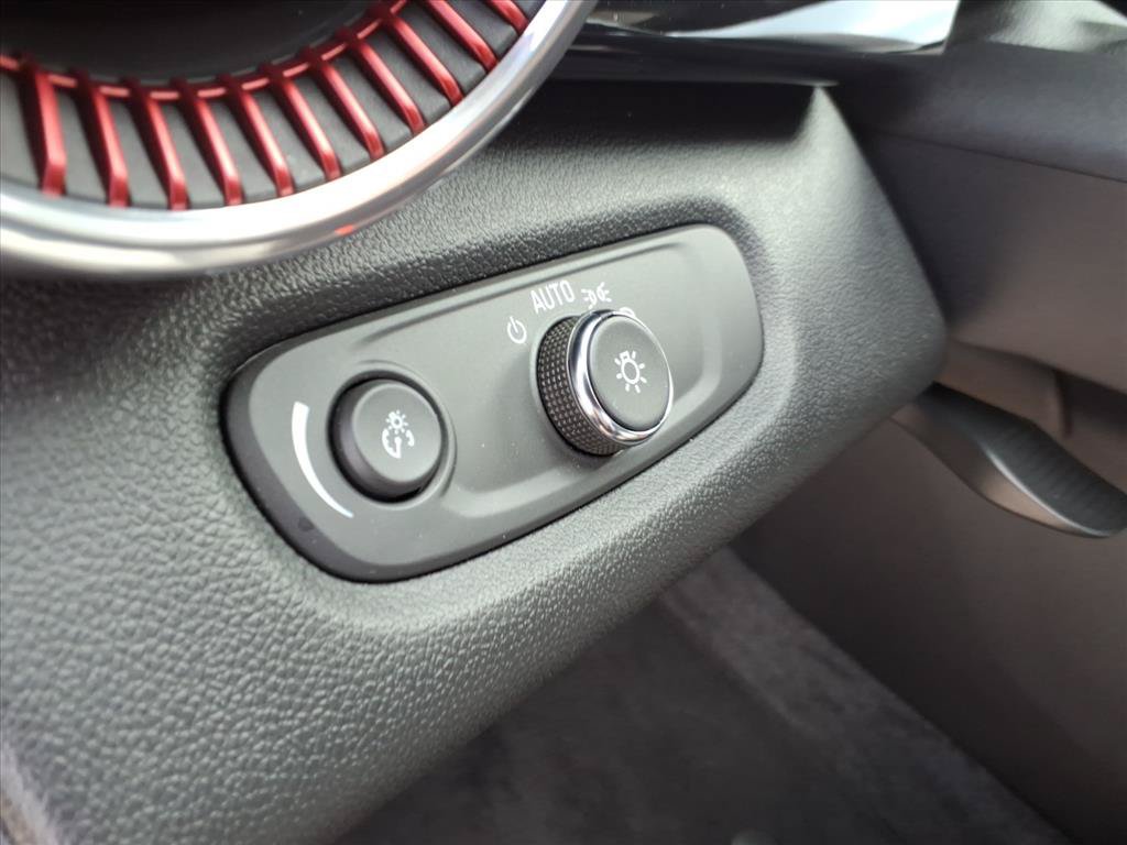 Used 2024 Chevrolet Trax RS w/ Sunroof Package FWD image 20