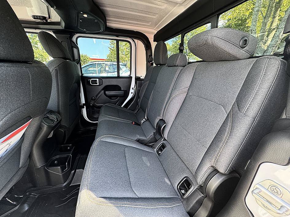 Used 2024 Jeep Gladiator Sport AWD/4WD image 11