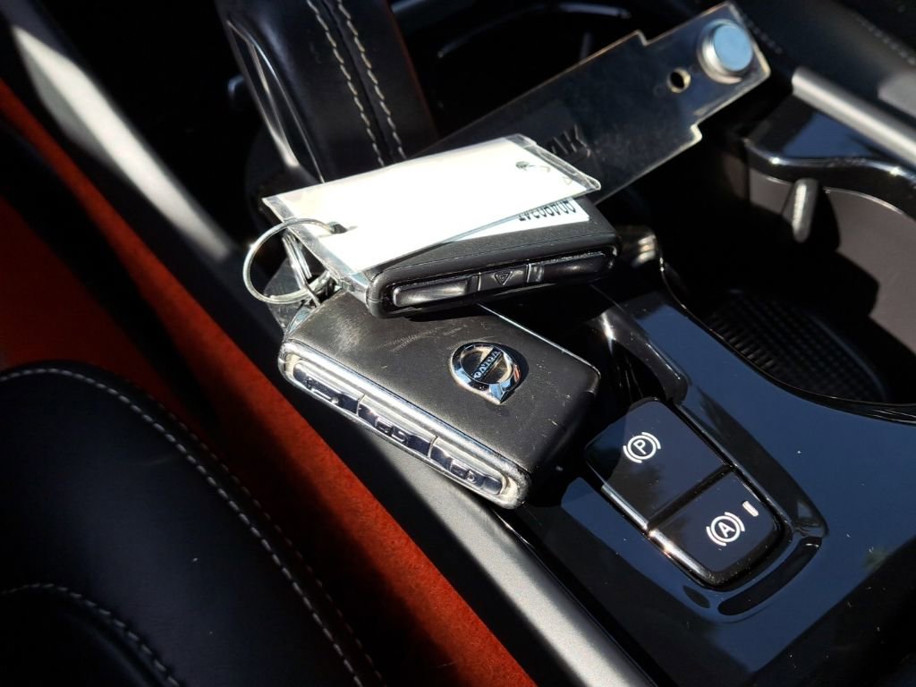 Used 2021 Volvo XC40 T4 R-Design w/ Protection Package Premier image 25