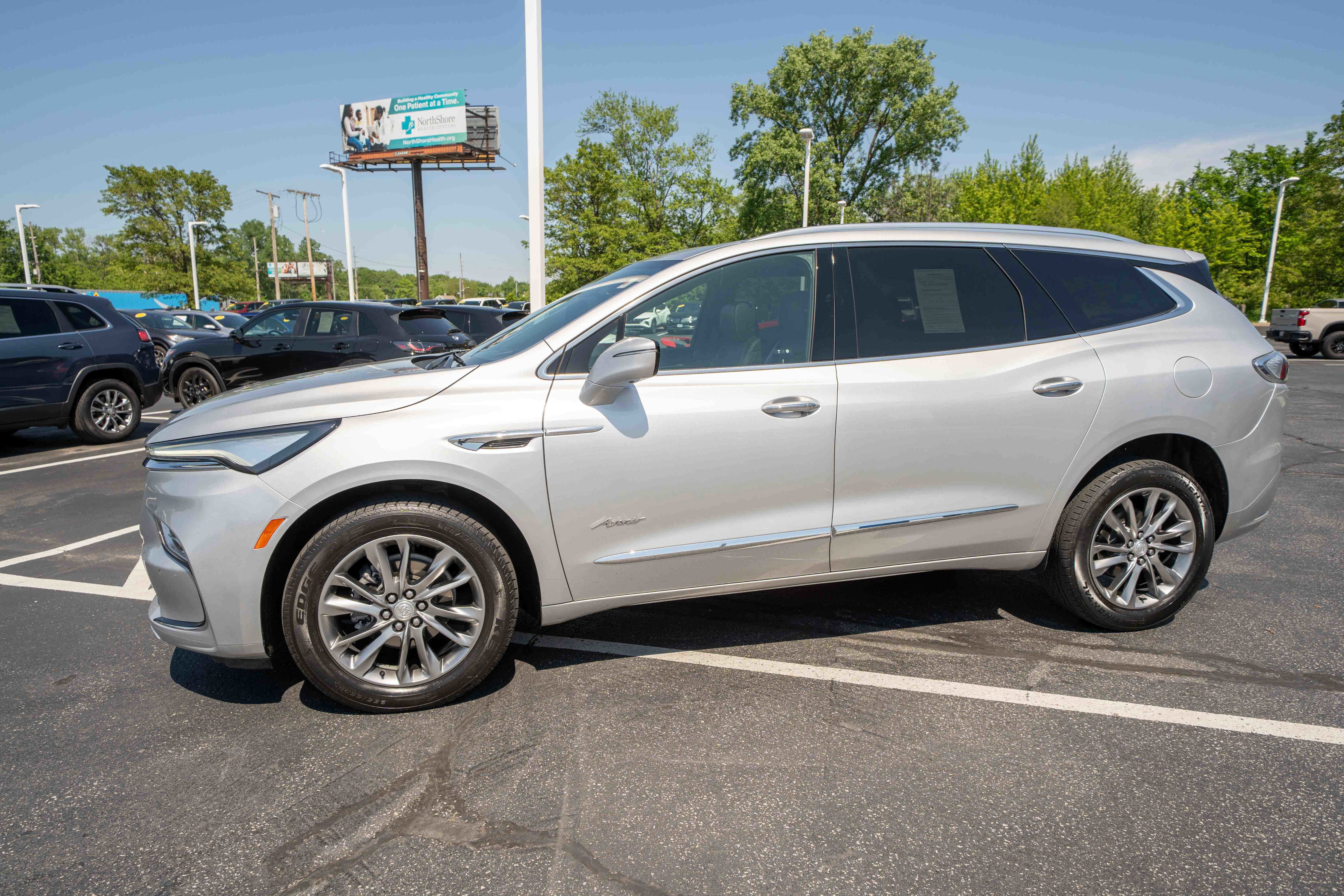 Used 2022 Buick Enclave Avenir w/ Avenir Technology Package AWD/4WD image 3