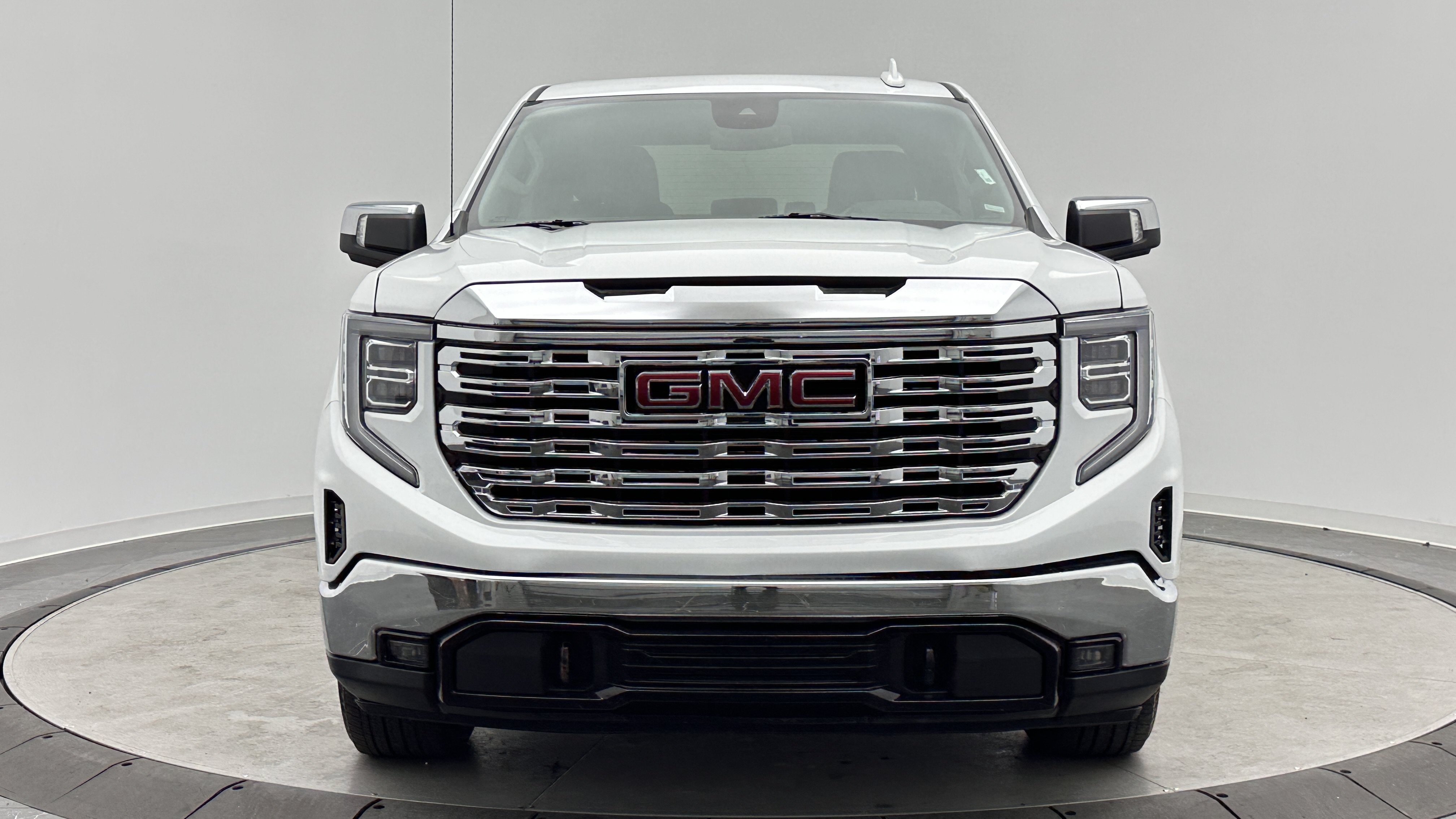 Used 2025 GMC Sierra 1500 SLT AWD/4WD image 2