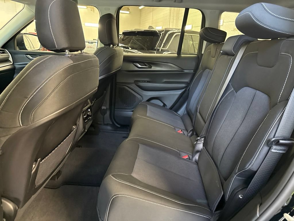 Used 2023 Jeep Grand Cherokee Laredo AWD/4WD image 13