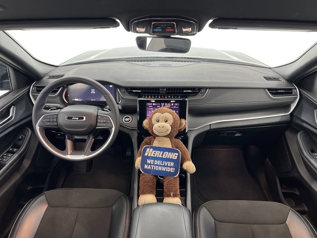 Used 2025 Jeep Grand Cherokee Altitude AWD/4WD image 18