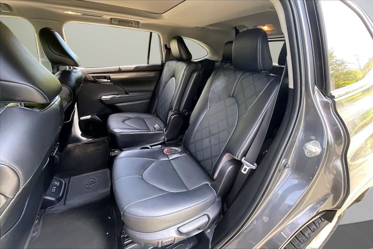 Used 2023 Toyota Highlander Platinum FWD image 24
