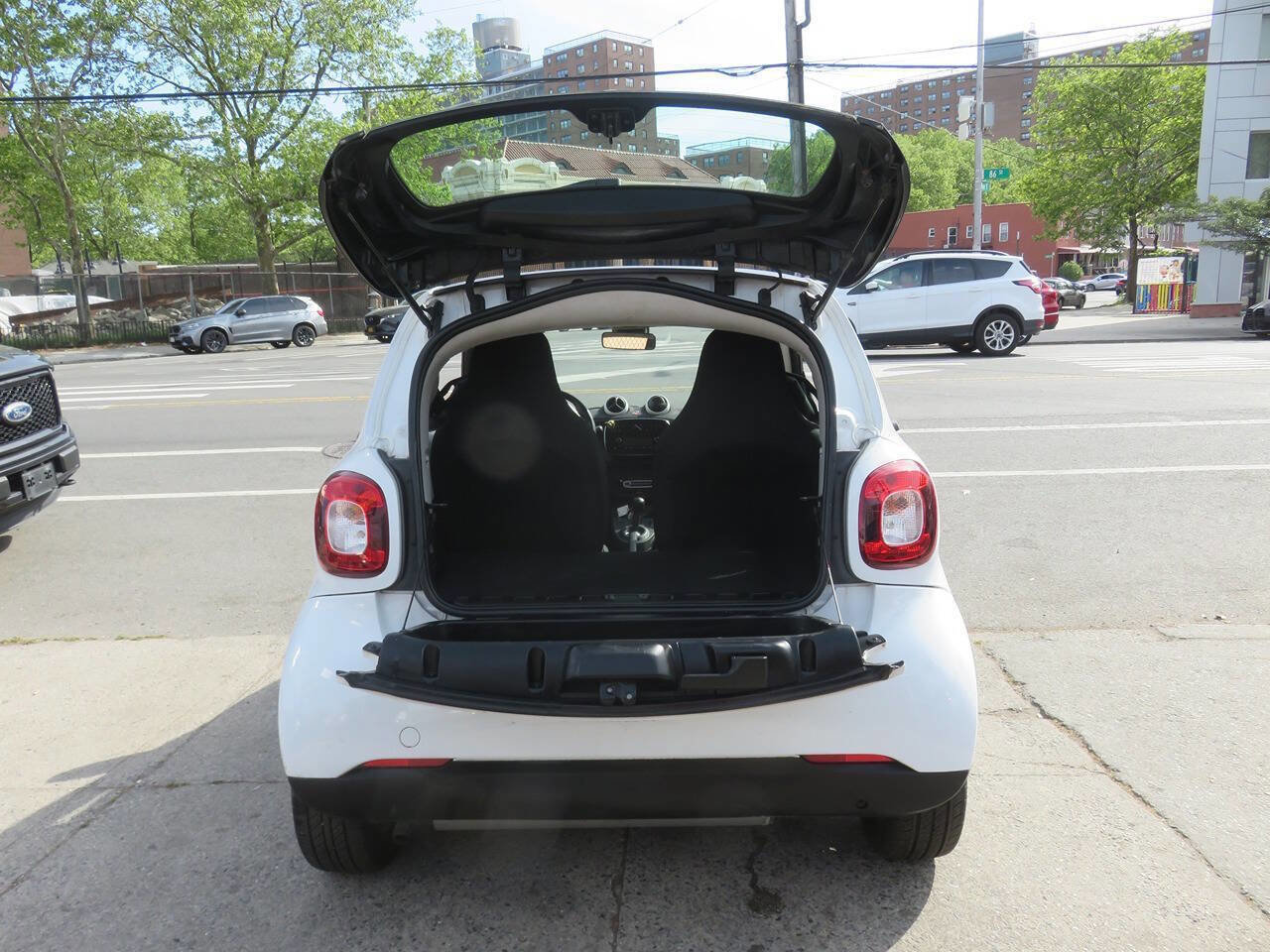 Used 2016 smart fortwo passion RWD image 17