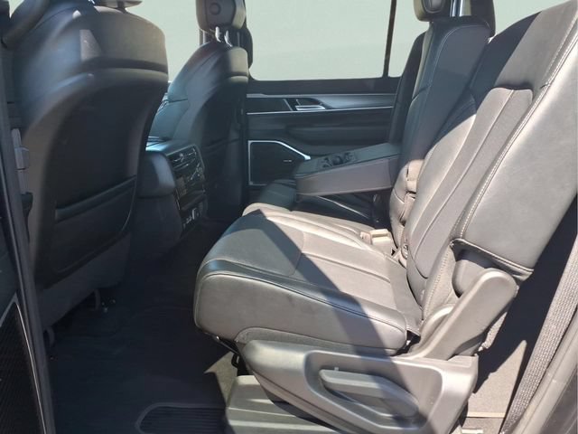 Used 2025 Jeep Wagoneer L Series II w/ 8-pass Seating Package AWD/4WD image 20