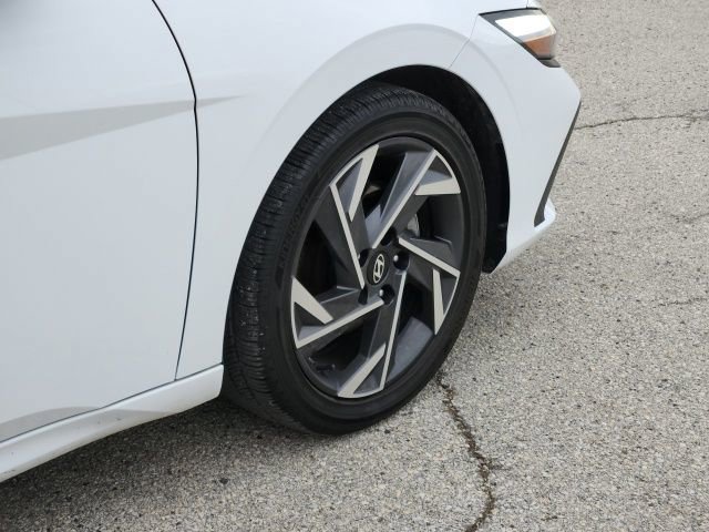 Used 2025 Hyundai Elantra Limited image 6