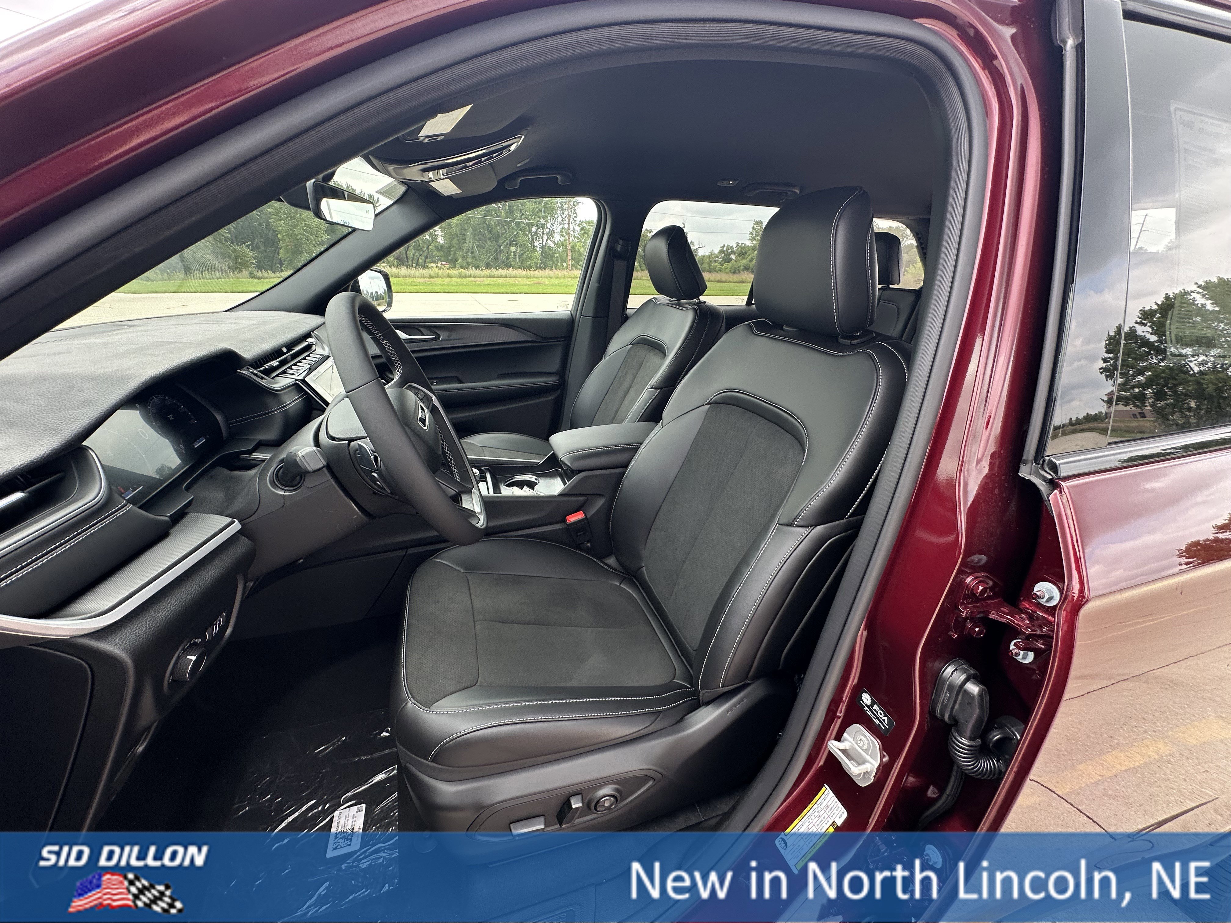 New 2025 Jeep Grand Cherokee Altitude image 14