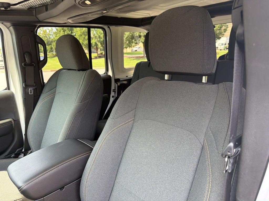 Used 2025 Jeep Wrangler Unlimited Sahara AWD/4WD image 21