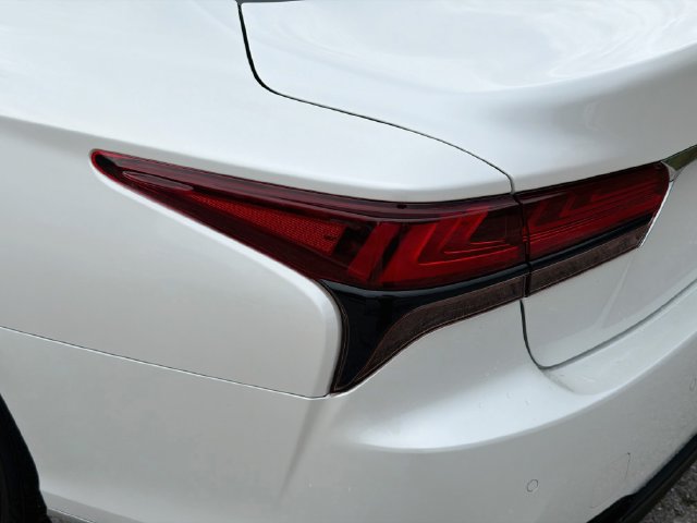 Used 2022 Lexus LS 500 w/ Accessory Package (Z2) RWD image 10