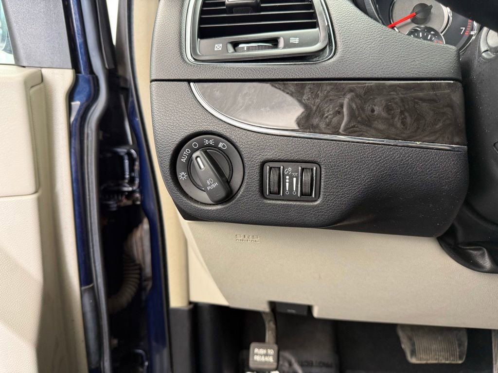 Used 2014 Chrysler Town & Country Touring image 22