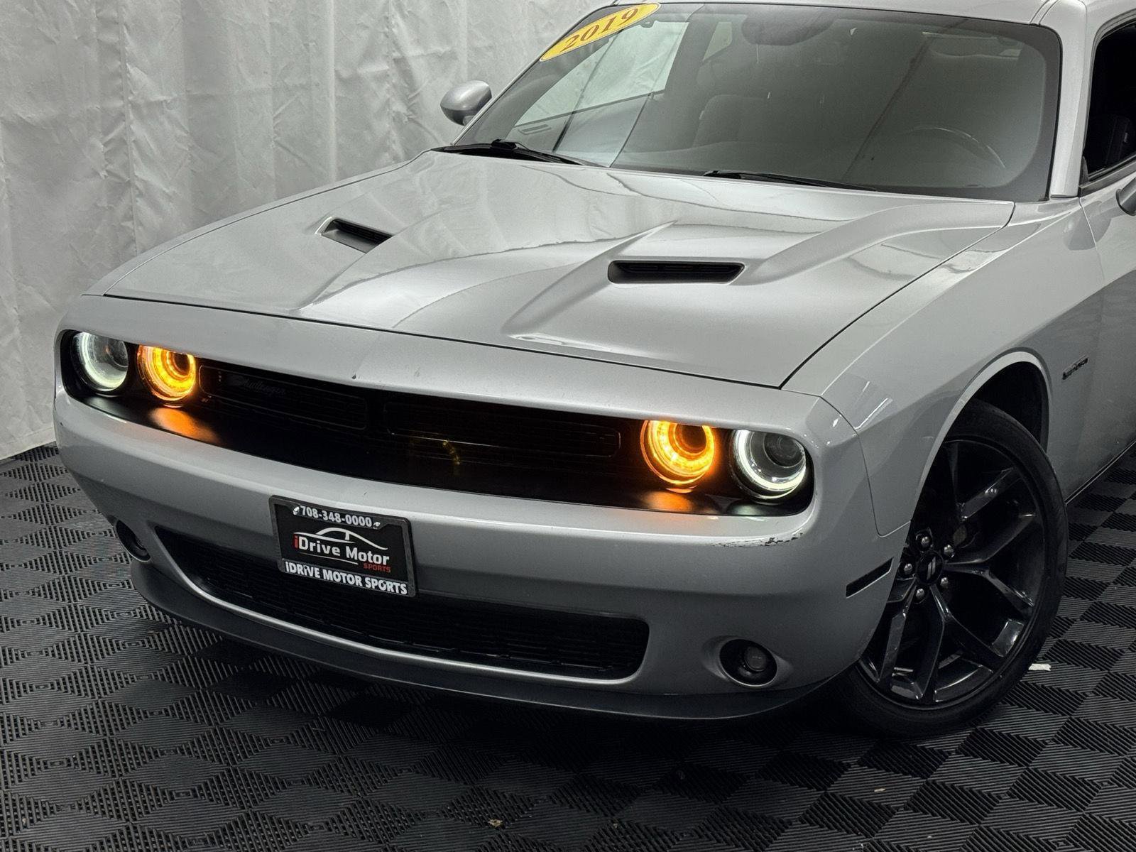 Used 2019 Dodge Challenger SXT w/ Blacktop Package image 2