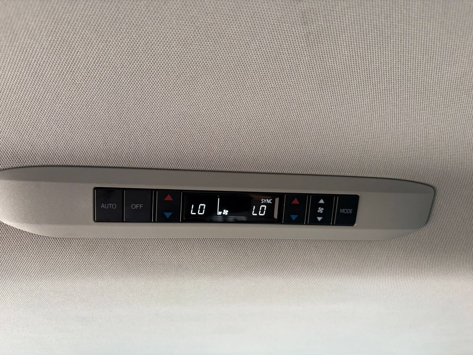 Used 2025 Toyota Sienna XLE FWD image 25