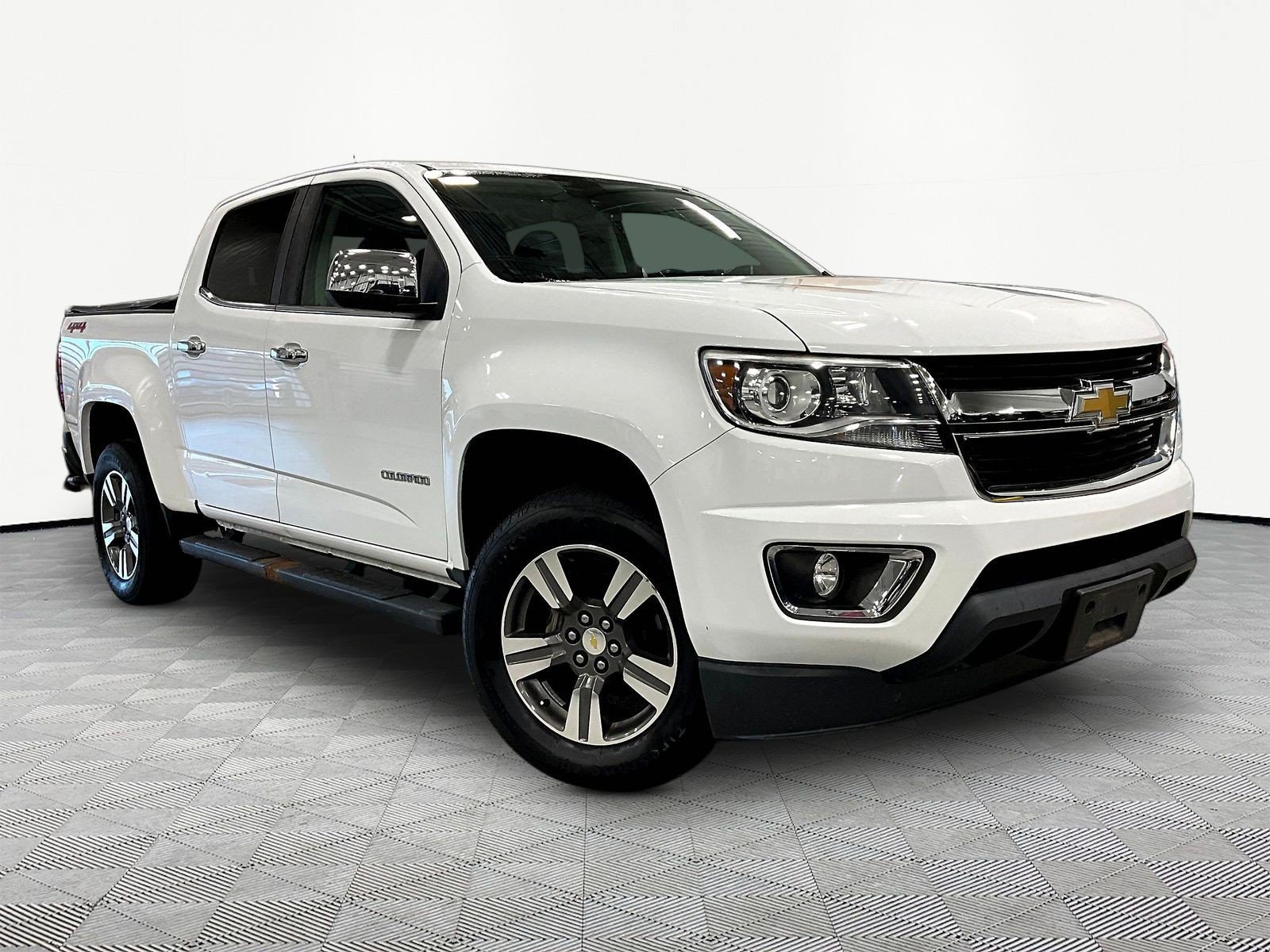Used 2017 Chevrolet Colorado LT w/ Luxury Package, Chrome AWD/4WD image 3
