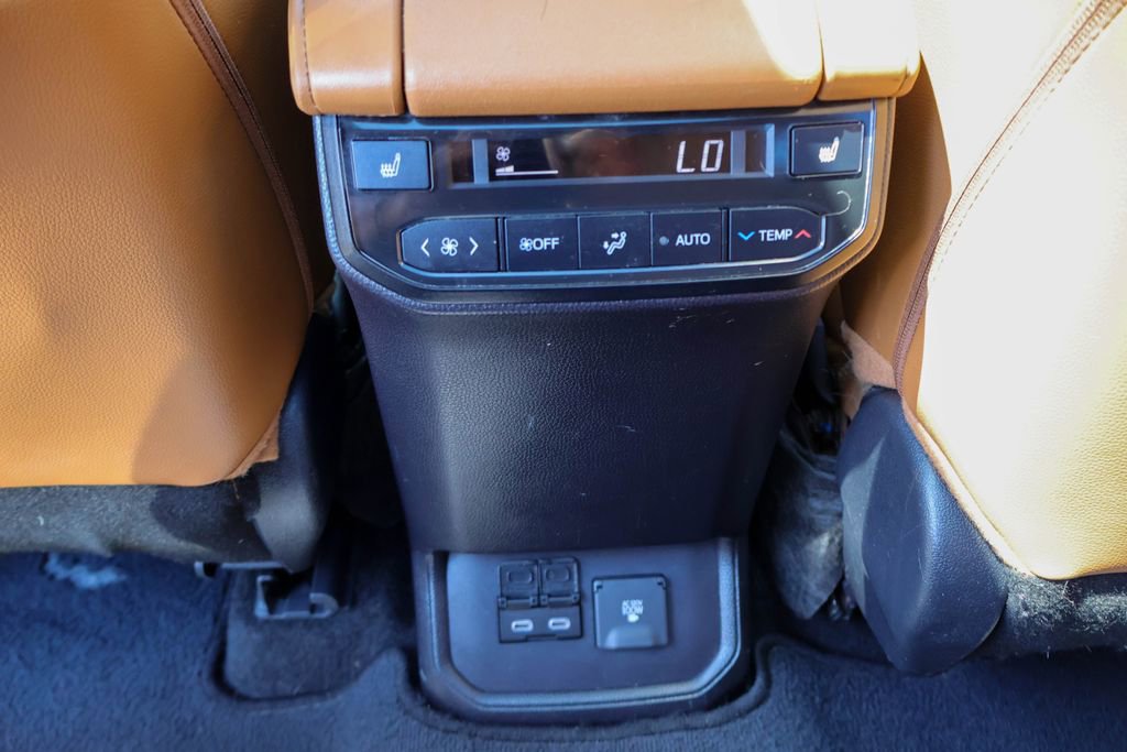 Used 2024 Toyota Highlander Platinum FWD image 24