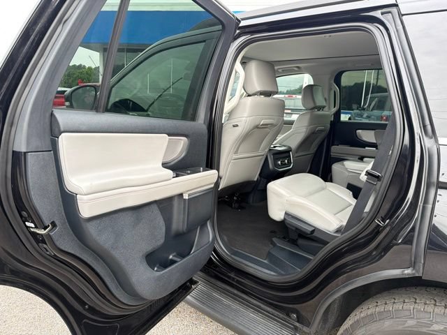 Used 2025 Ford Expedition Active AWD/4WD image 38