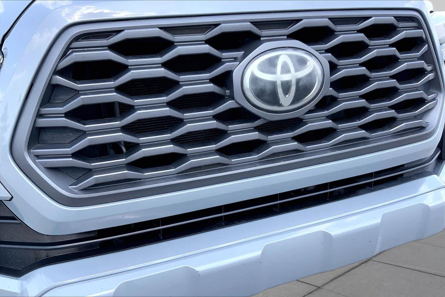Used 2020 Toyota Tacoma TRD Sport w/ TRD Premium Sport Package AWD/4WD image 29