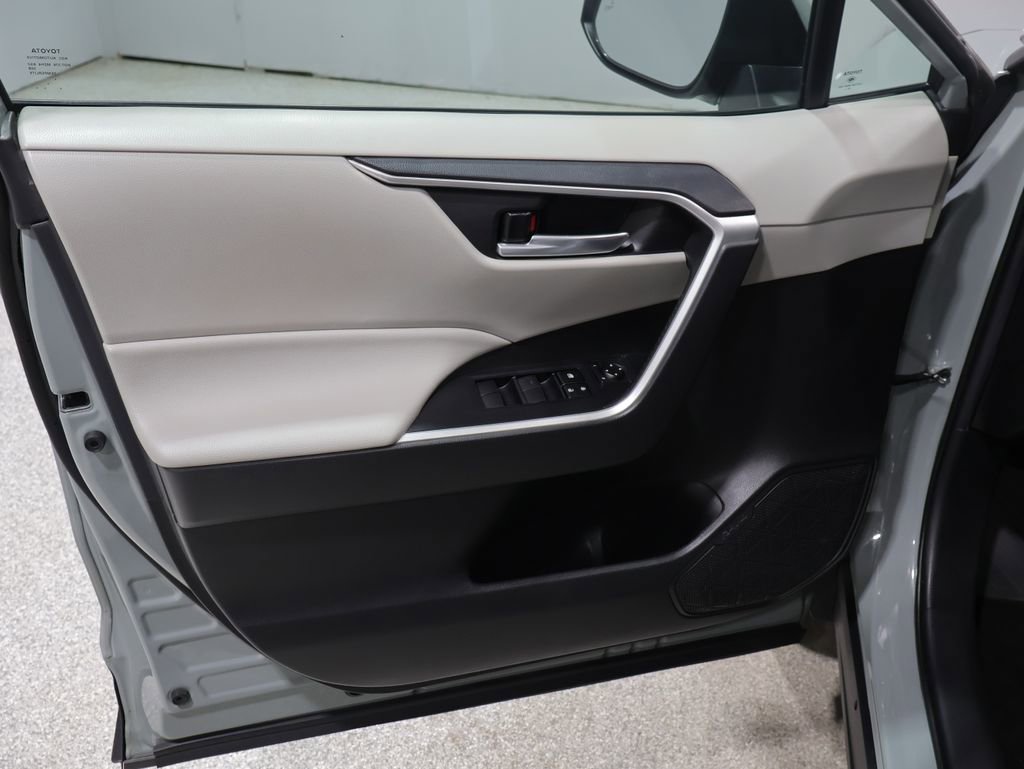 Used 2021 Toyota RAV4 XLE w/ Carpet Mat Package (TMS) AWD/4WD image 12