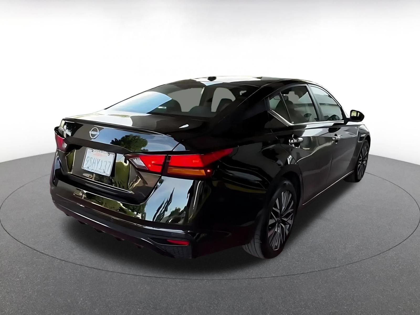 Used 2025 Nissan Altima 2.5 SV FWD image 13