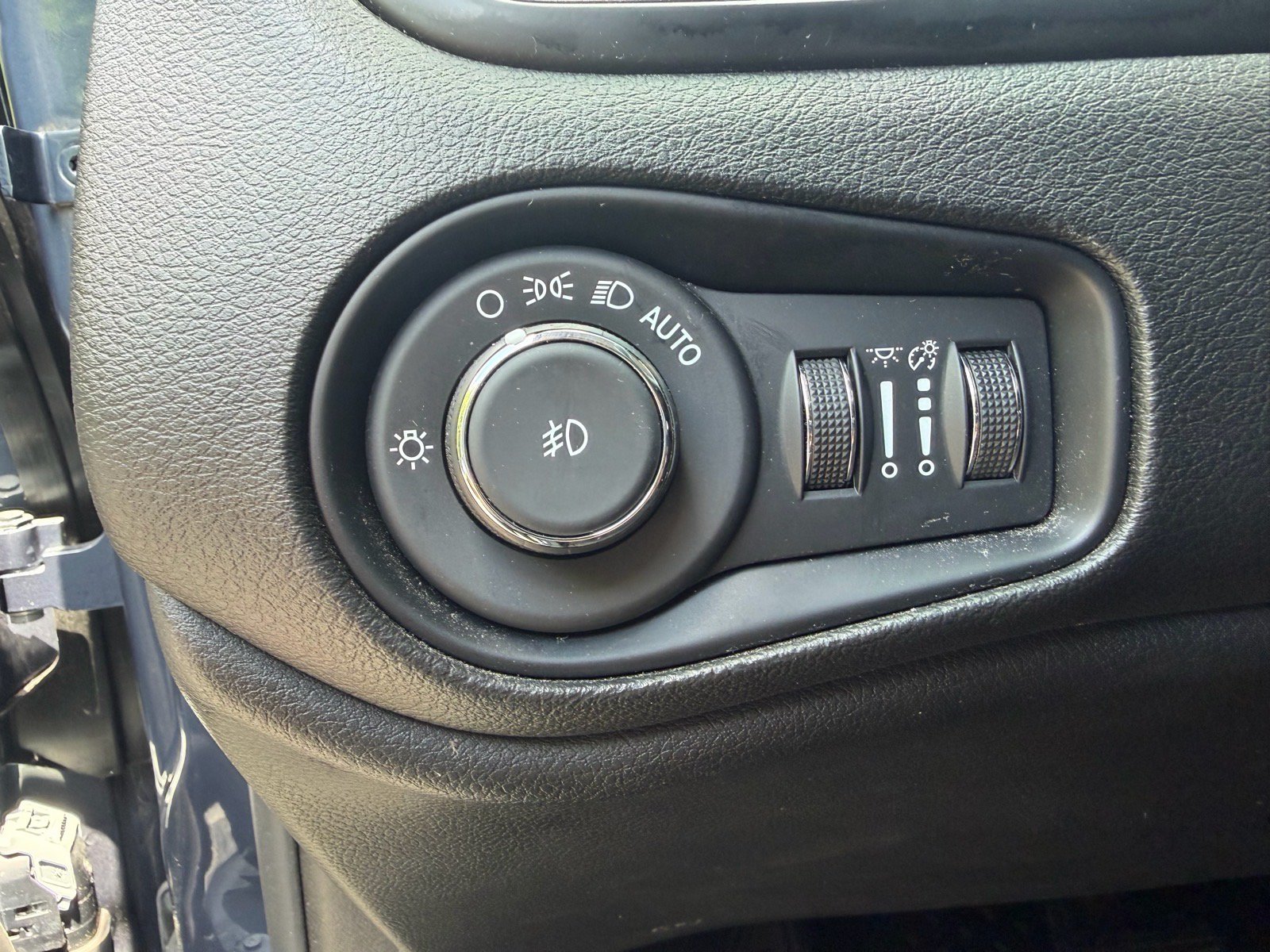 Used 2022 Jeep Renegade Latitude AWD/4WD image 27