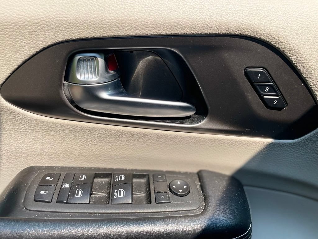 Used 2022 Chrysler Pacifica Touring-L FWD image 10