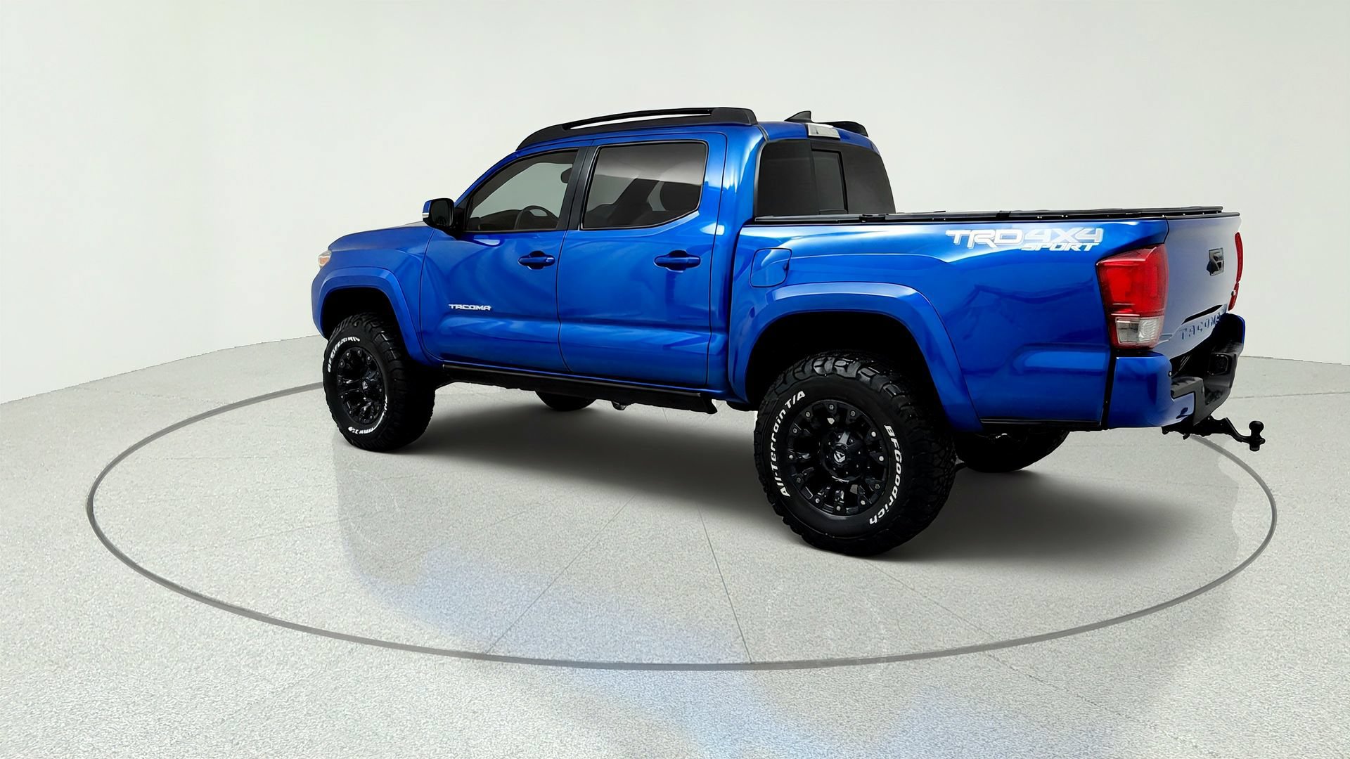 Used 2017 Toyota Tacoma TRD Sport AWD/4WD image 3