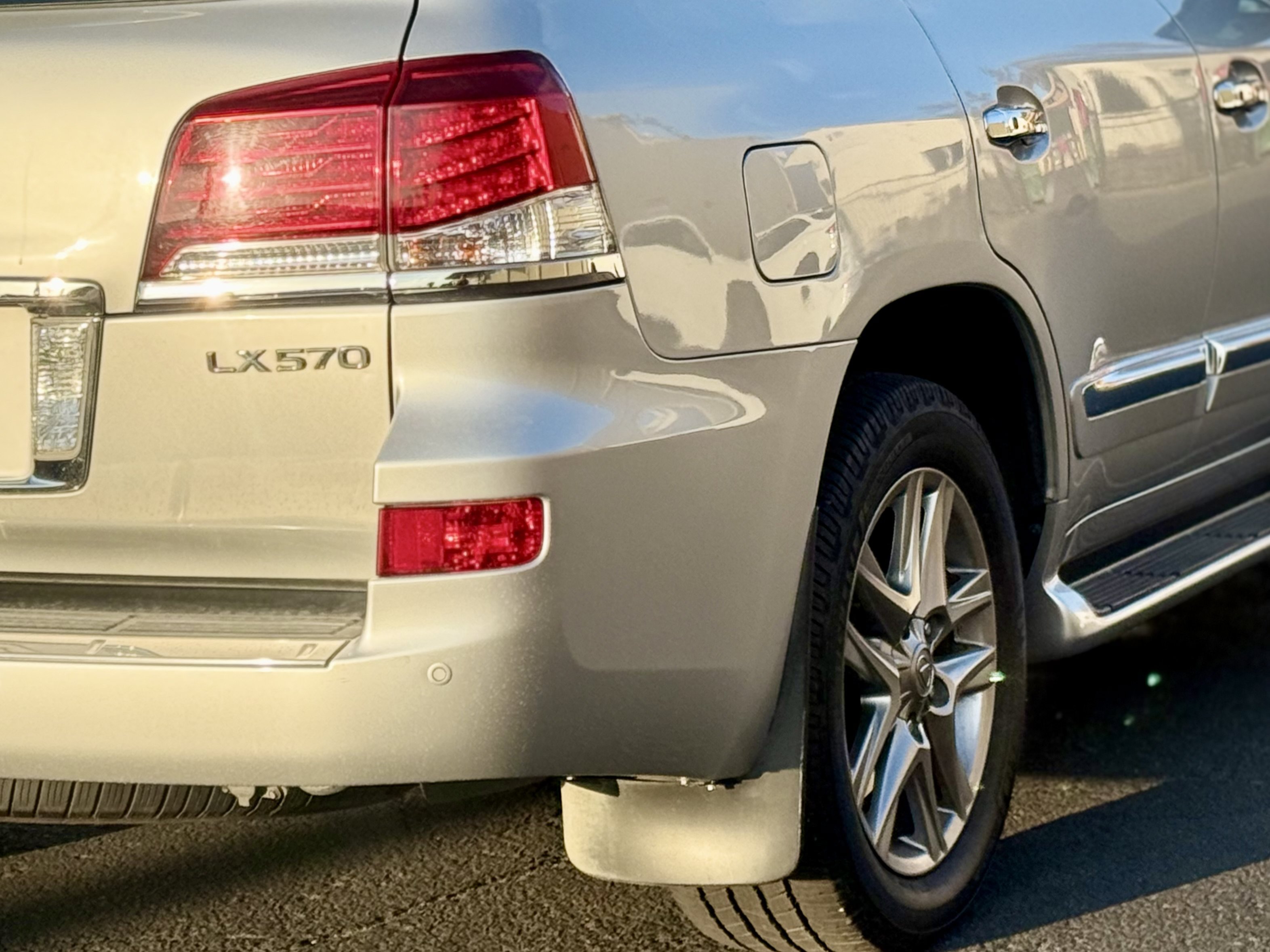 Used 2013 Lexus LX 570 4WD w/ Luxury Pkg image 18