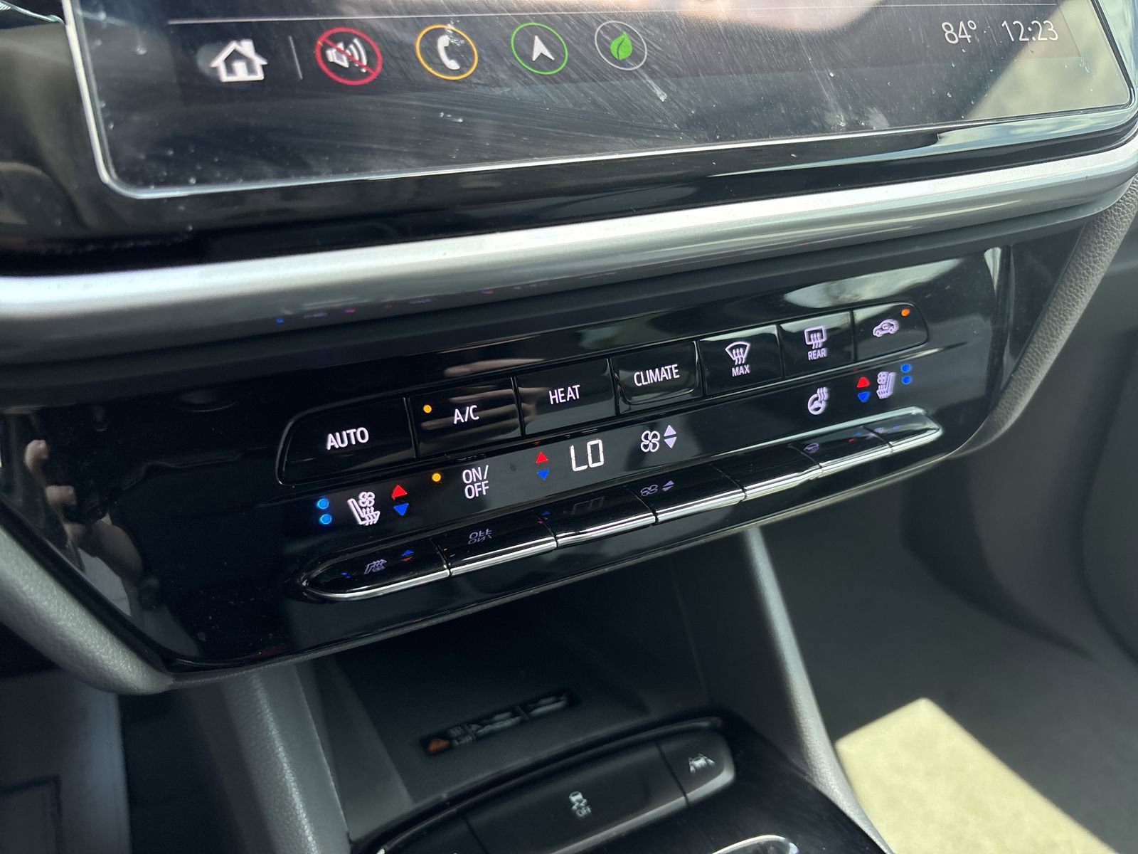 Used 2022 Chevrolet Bolt EUV Premier w/ Sun & Sound Package FWD image 21