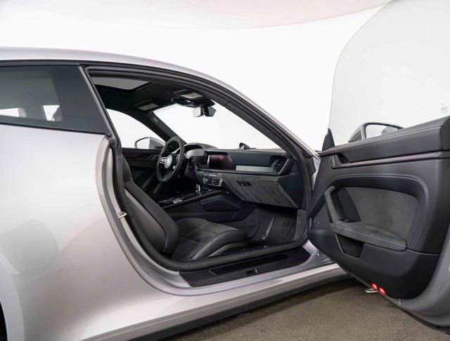 Used 2025 Porsche 911 Carrera GTS image 24