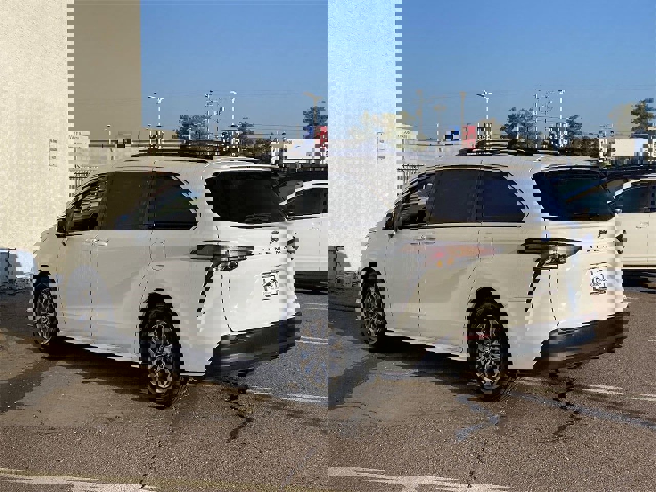 Used 2023 Toyota Sienna LE image 4