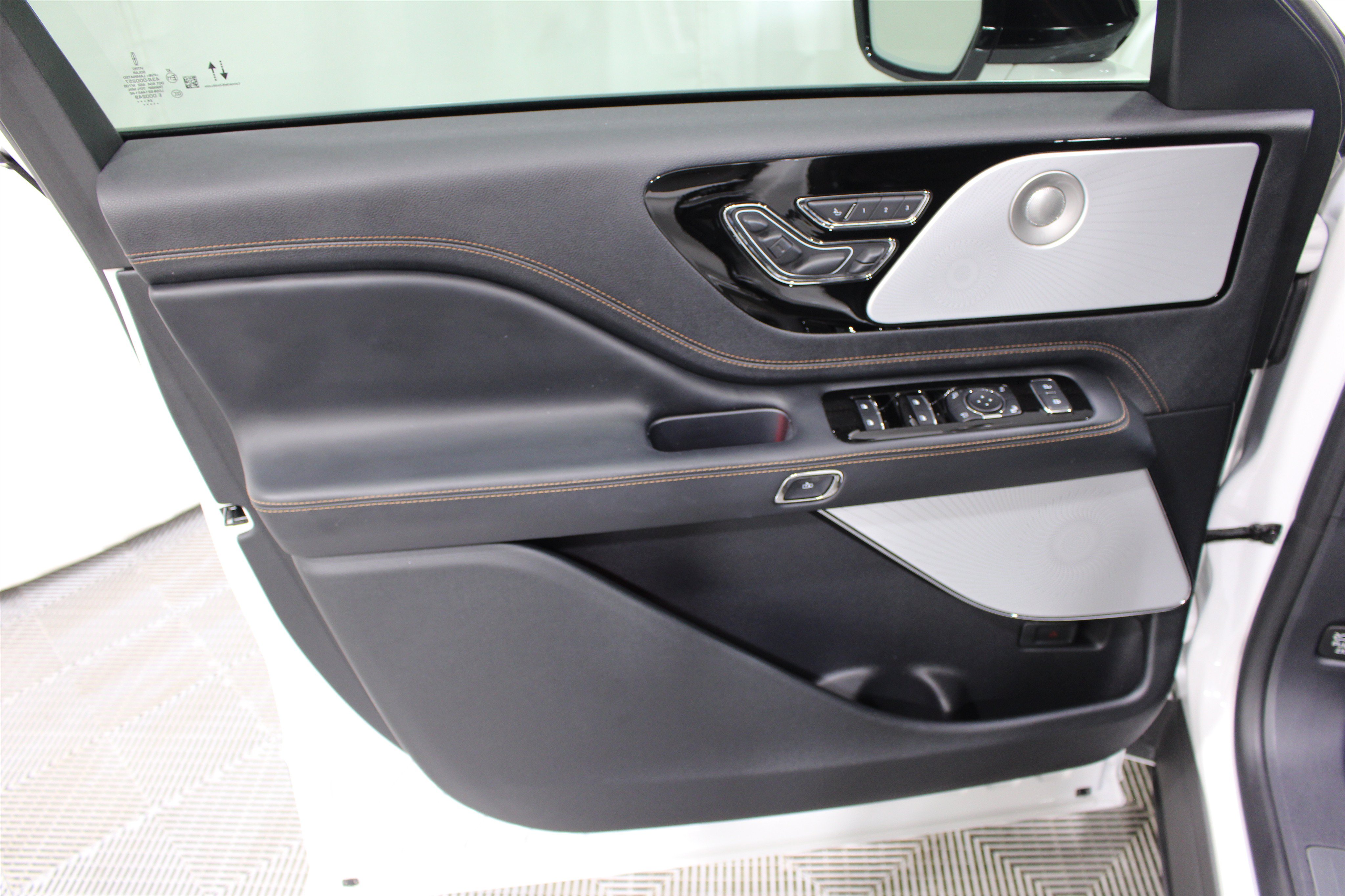 Used 2025 Lincoln Aviator Black Label AWD/4WD image 5