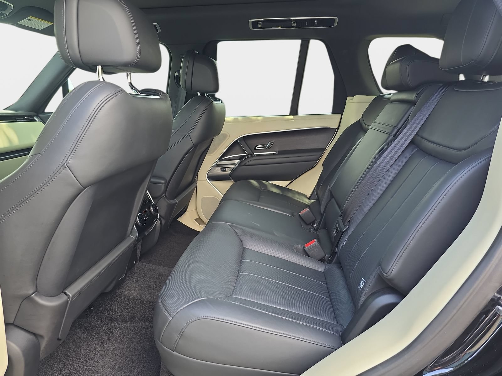 Used 2024 Land Rover Range Rover SE AWD/4WD image 18