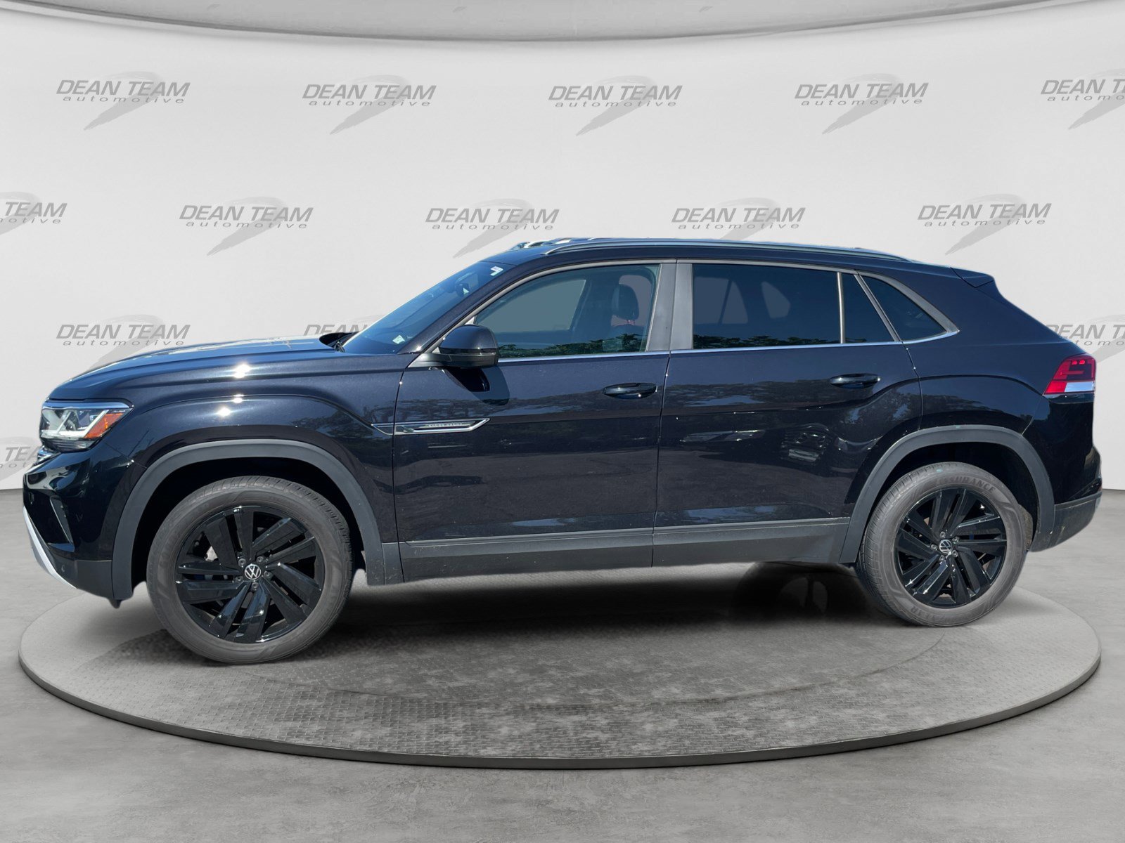 Used 2023 Volkswagen Atlas Cross Sport SE w/ Black Wheel Package FWD image 4
