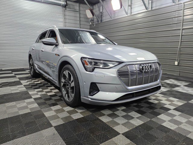 Used 2022 Audi e-tron Premium Plus image 4