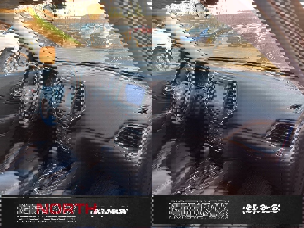 Used 2019 Jeep Cherokee Latitude Plus w/ Cold Weather Group image 10