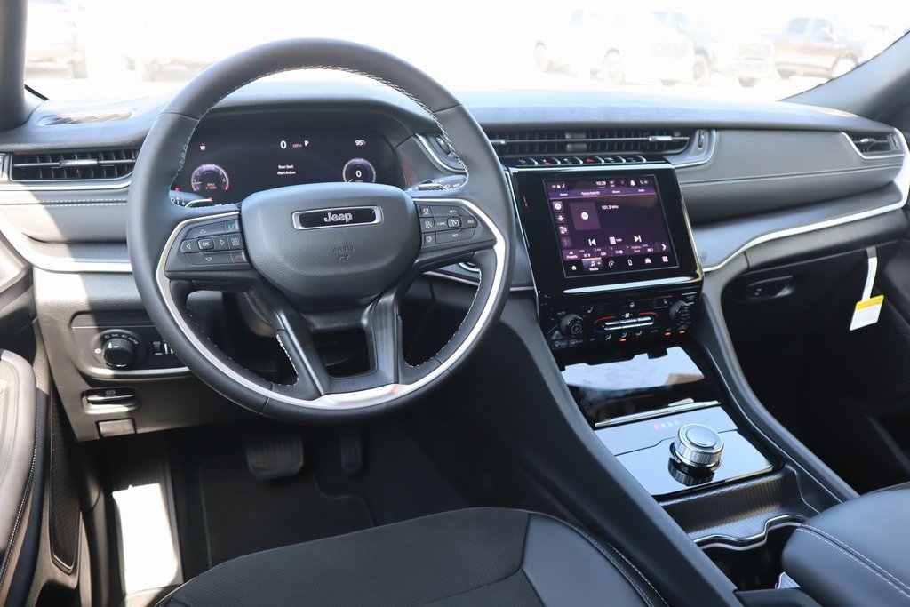 New 2025 Jeep Grand Cherokee L Altitude image 2