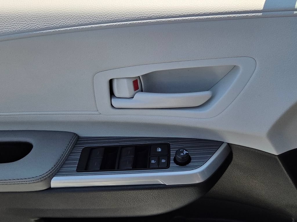 Certified 2025 Toyota Sienna LE FWD image 27