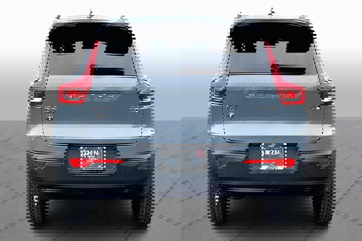 Used 2022 Volvo XC40 T5 R-Design w/ Advanced Package image 4