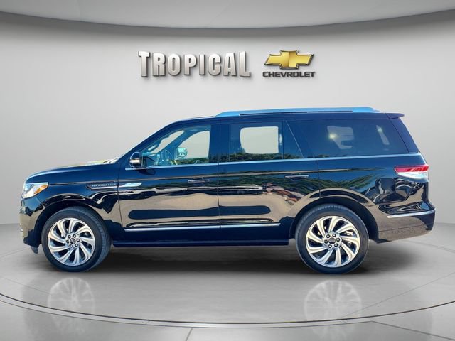 Used 2024 Lincoln Navigator Premiere AWD/4WD image 2