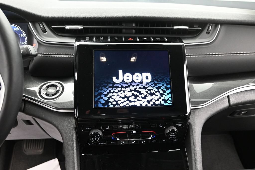 Used 2022 Jeep Grand Cherokee Laredo w/ Luxury Tech Group I AWD/4WD image 22